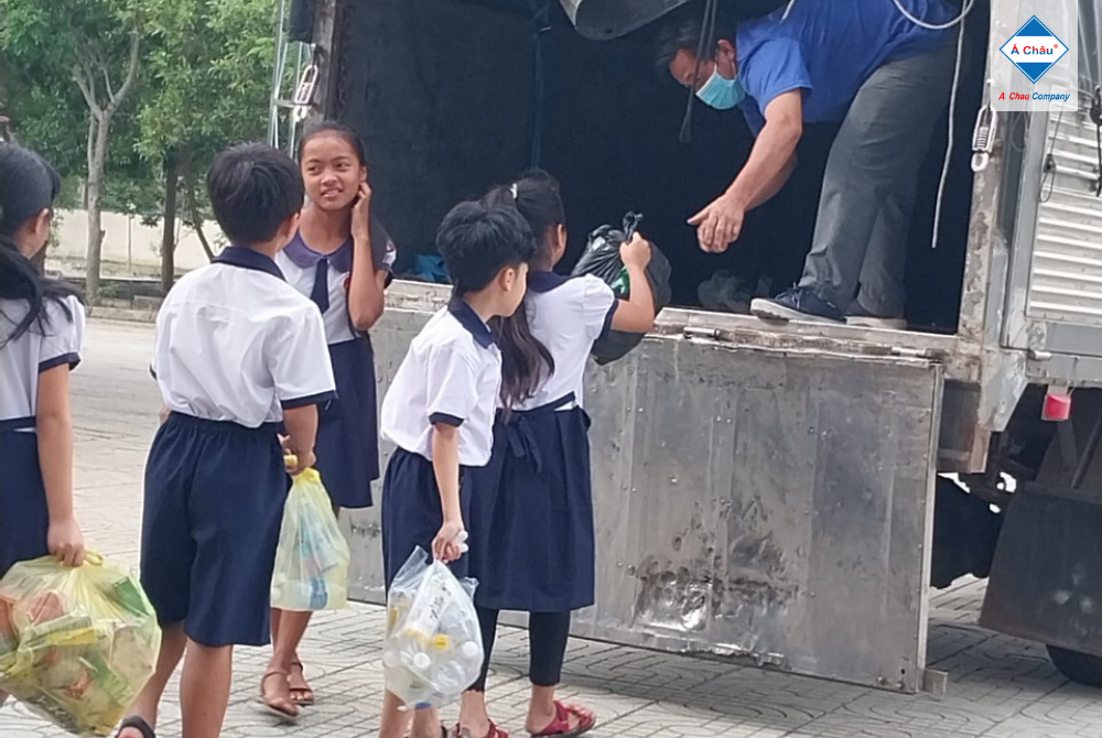 Hoạt động phân loại rác tại nguồn thực hiện bởi các em học sinh tại Trường tiểu học!