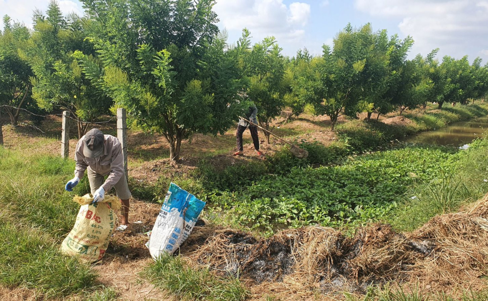 Hơn một năm nay, Hội nông dân xã Hồng Lý đã đã tích cực tuyên truyền, vận động nâng cao nhận thức, thay đổi hành vi của hội viên nông dân trong công tác BVMT. Qua đó, góp phần hạn chế tình trạng vứt rác thải, vỏ thuốc bảo vệ thực vật bừa bãi, tạo cảnh quan môi trường Xanh - Sạch - Đẹp.