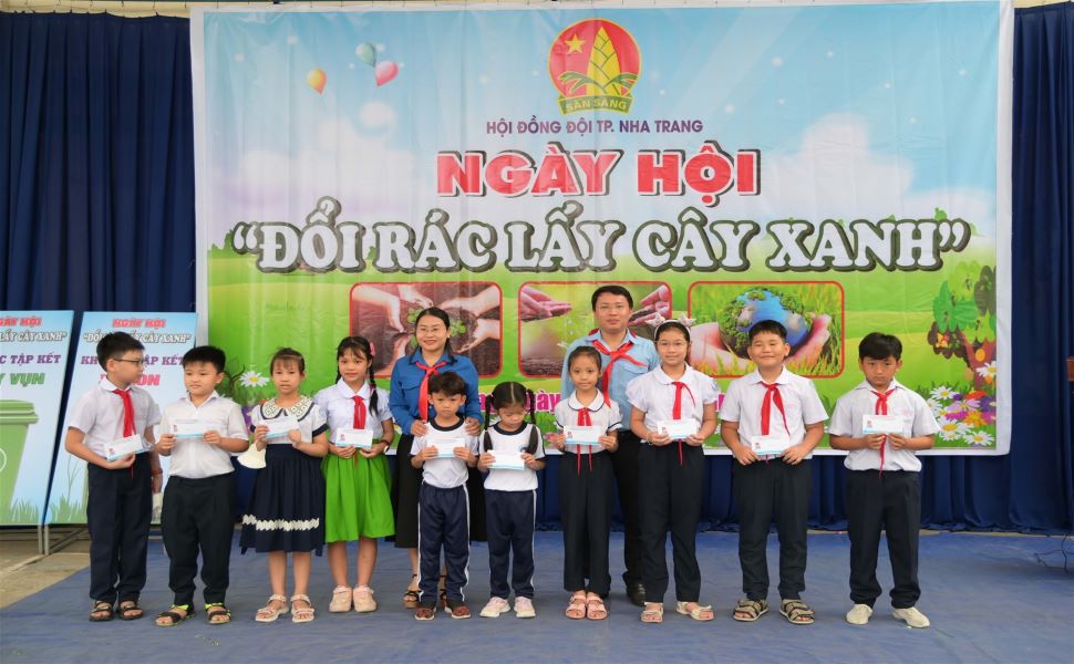 sôi nổi đổi rác lấy cây