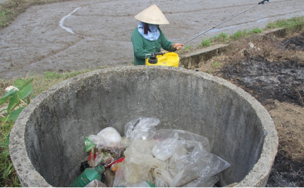 Phú Yên: Cựu chiến binh vận động dân gom vỏ thuốc bảo vệ thực vật để bảo vệ môi trường!