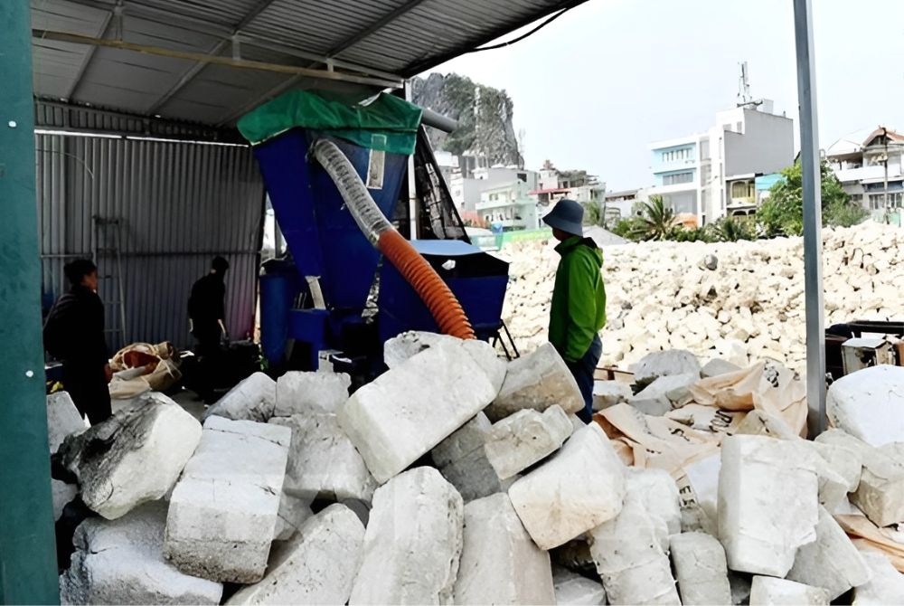 Quảng Ninh: Tái chế phao xốp làm vật liệu xây dựng