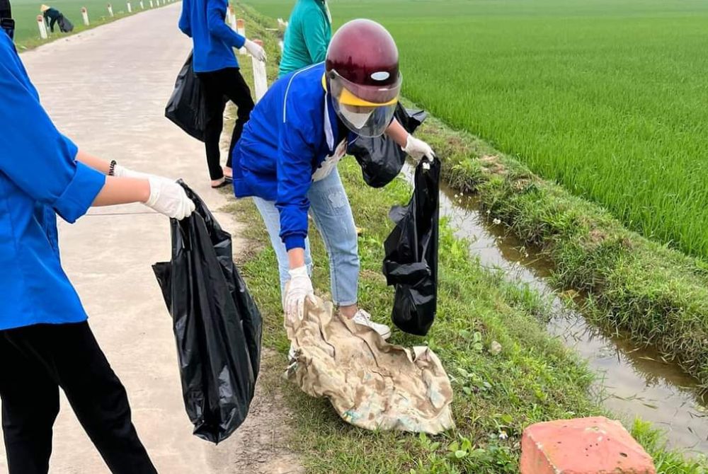 Hội liên hiệp phụ nữ, đoàn thanh niên xã Hồng Long phát động phong trào thu gom vỏ thuốc bảo vệ thực vật trên đồng ruộng Hưởng ứng ngày " Ngày chủ nhật xanh"