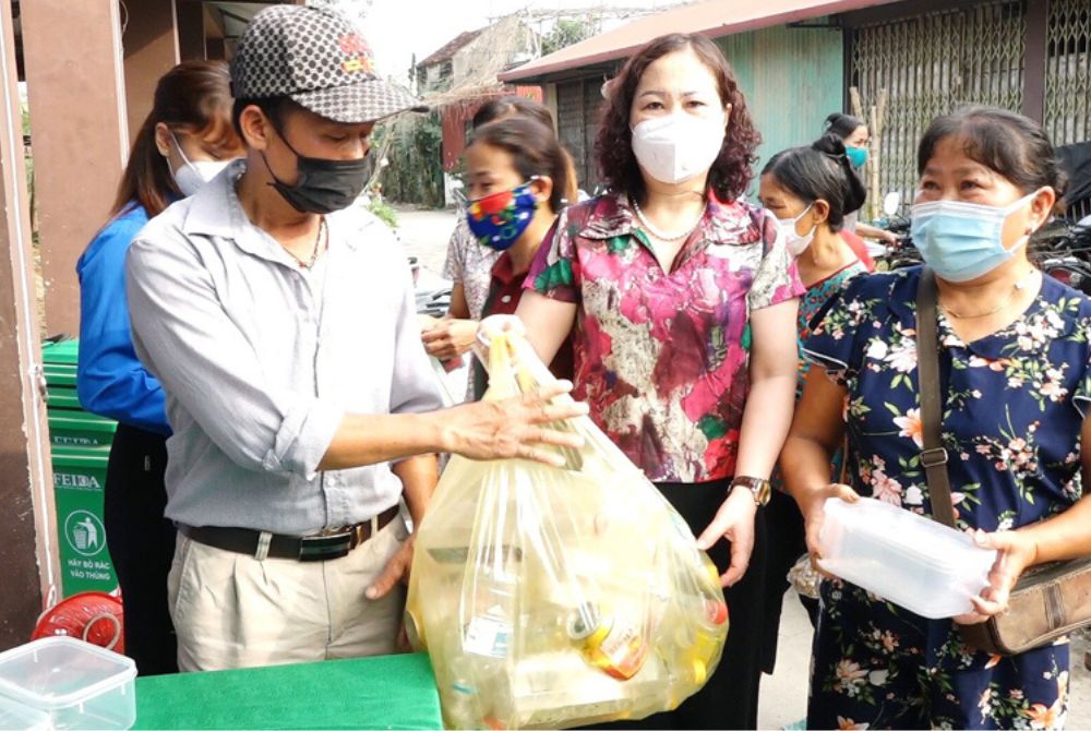 Hà Nội tiếp tục thu gom rác thải nhựa giá trị thấp!