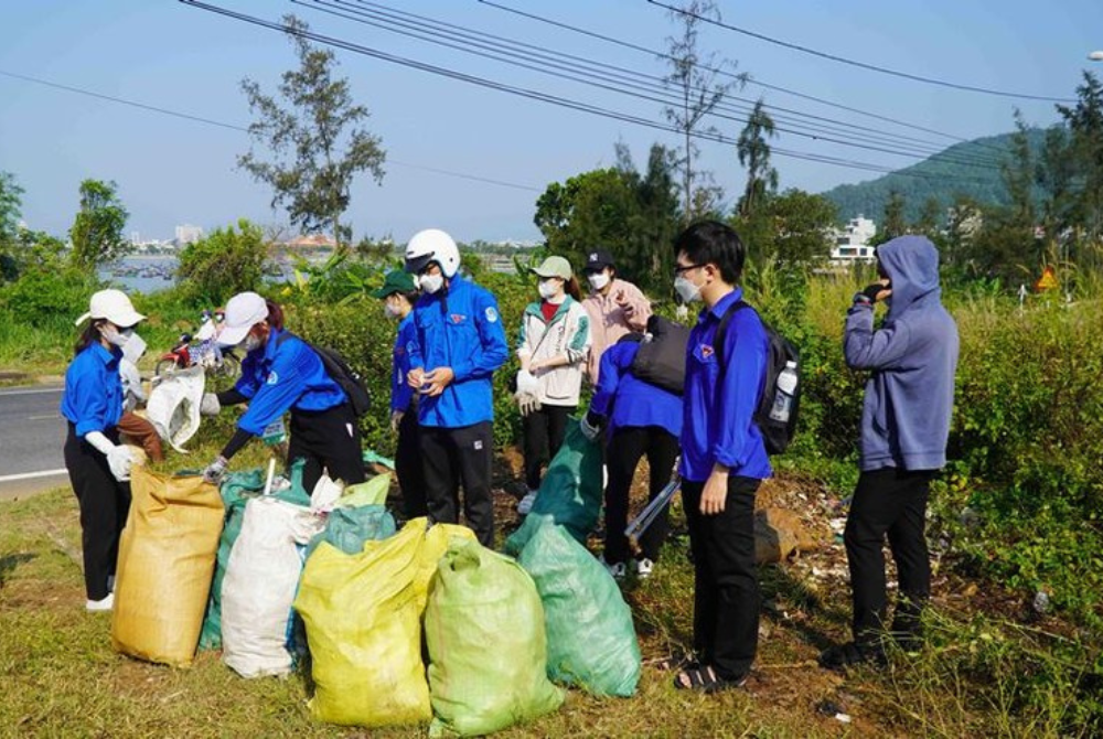 Hơn 700 bạn trẻ cùng "Làm sạch Sơn Trà"