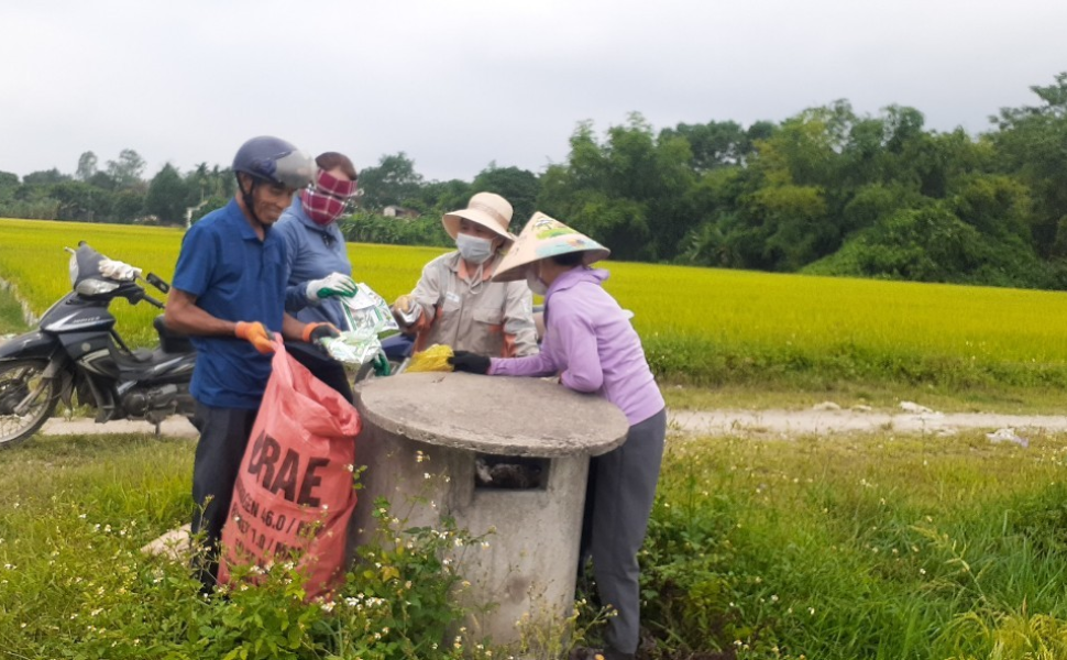 Hà Tĩnh: Hội Nông dân xã Tùng Ảnh tổ chức lao động, thu gom bao bì, vỏ chai thuốc bảo vệ thực vật!