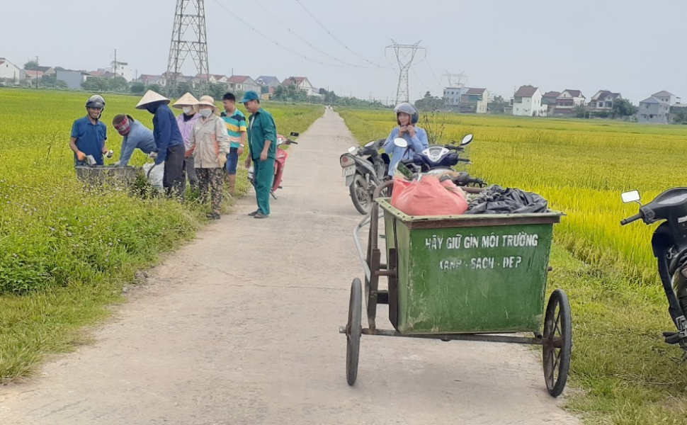 Hà Tĩnh: Hội Nông dân xã Tùng Ảnh tổ chức lao động, thu gom bao bì, vỏ chai thuốc bảo vệ thực vật!