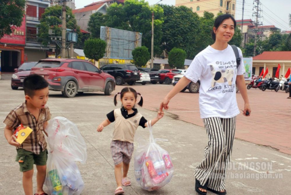 Đổi rác lấy quà: Hành động nhỏ, ý nghĩa lớn