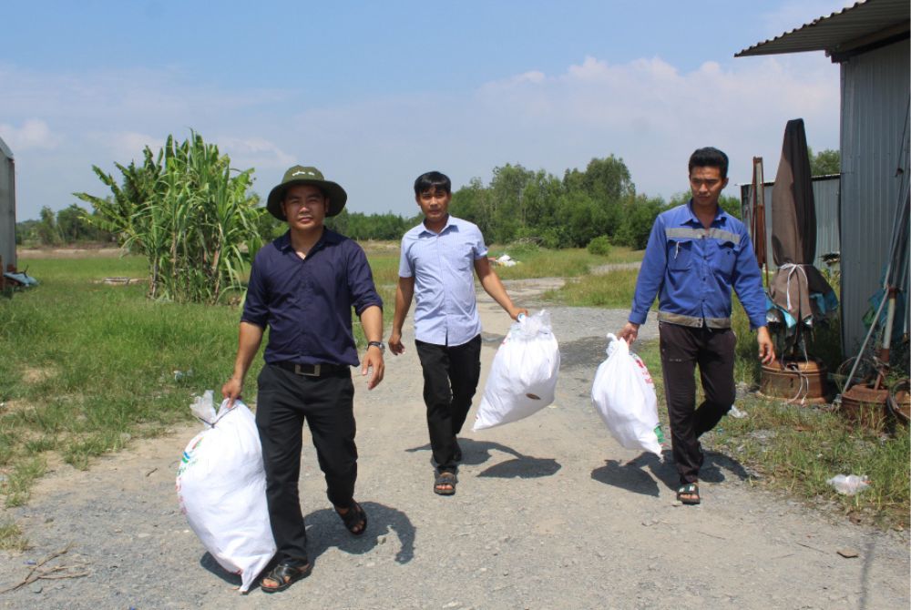 Đức Huệ thu gom bao bì, thuốc bảo vệ thực vật sau khi sử dụng