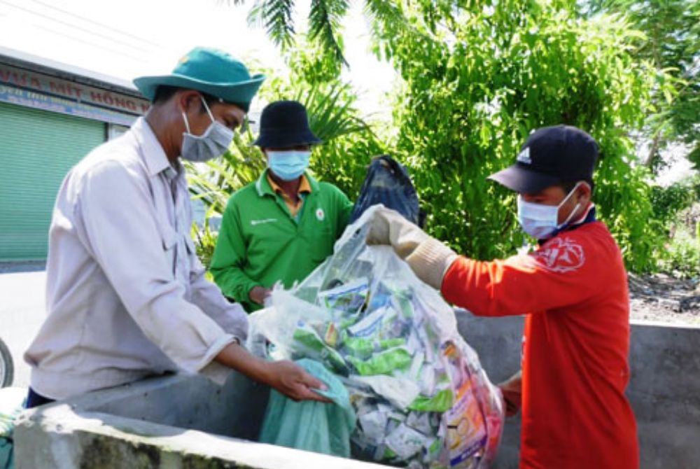 Huyện Cai Lậy: Chú trọng thu gom, xử lý bao bì thuốc bảo vệ thực vật sau sử dụng