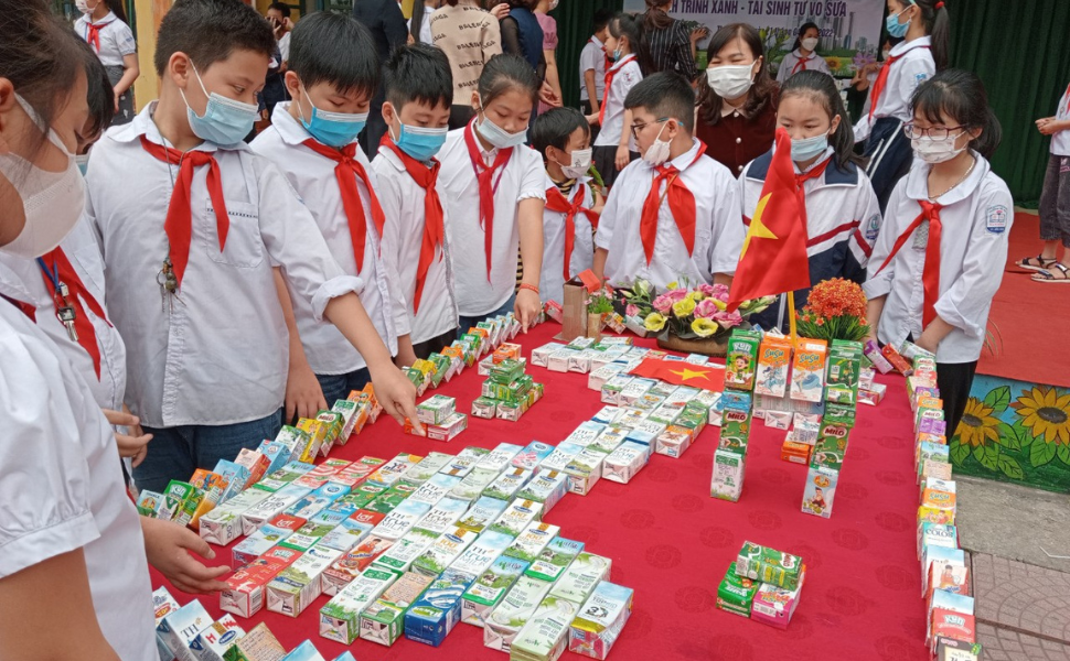 Hào hứng chương trình ' Hành trình xanh- Tái sinh từ vỏ sữa' tại Trường Tiểu học Nam Hồng!