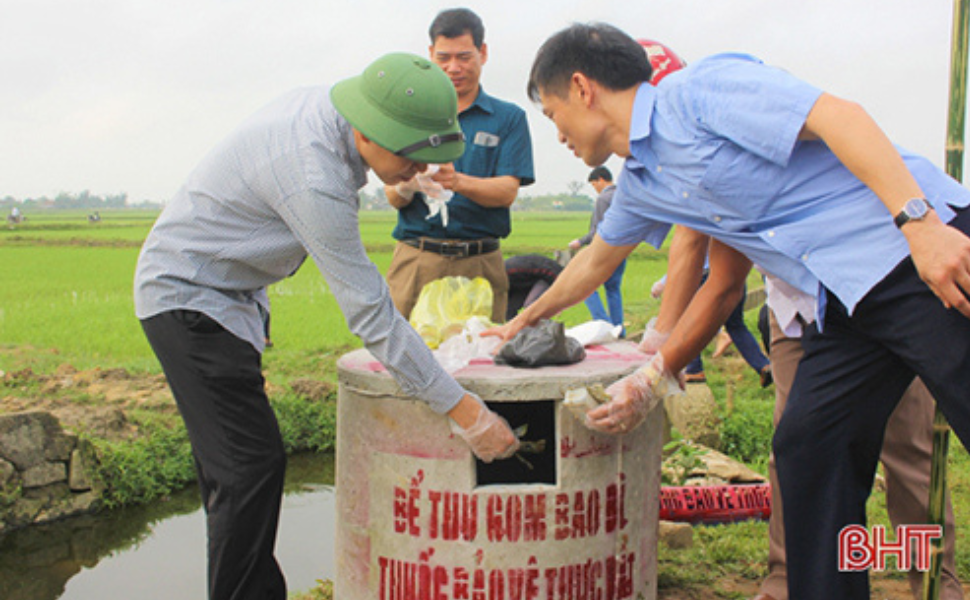 Thí điểm lắp bể thu gom vỏ bao thuốc bảo vệ thực vật trên đồng ruộng Thạch Hà!