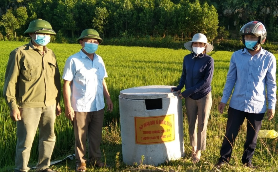 Hội nông dân xã Hương Minh lắp đặt thùng thu gom vỏ thuốc bảo vệ thực vật!