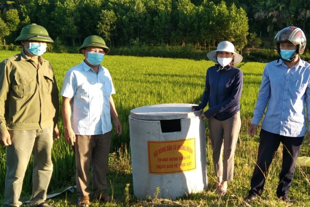 Hội nông dân xã Hương Minh lắp đặt thùng thu gom vỏ thuốc bảo vệ thực vật!