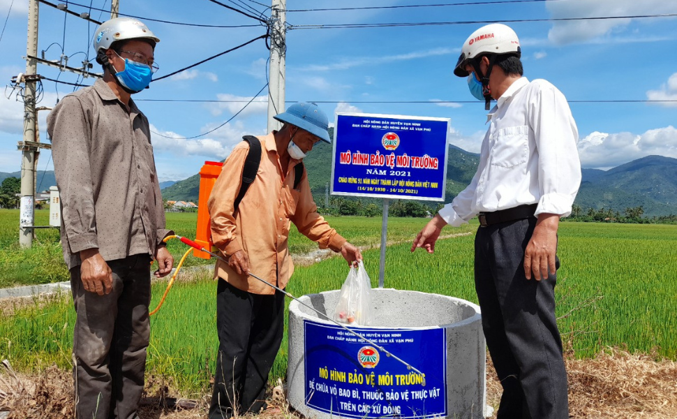 Khánh Hòa: Hội Nông dân xã Vạn Phú triển khai mô hình bảo vệ môi trường “Bể chứa vỏ bao bì, thuốc bảo vệ thực vật” trên đồng ruộng”!