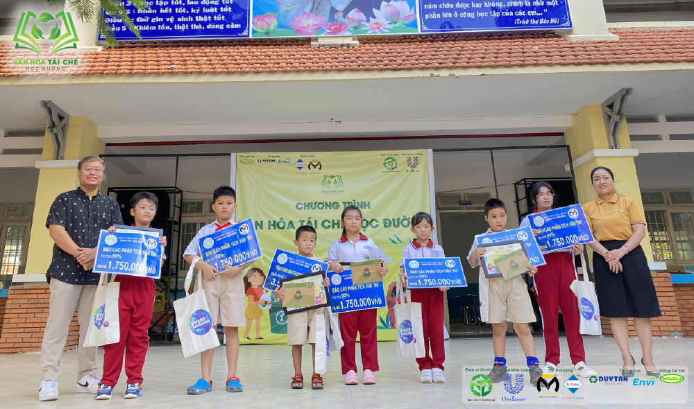 [Thư viện ảnh] Tái chế học đường - Trạm 1: Rực rỡ sắc màu tái chế cùng các em học sinh Trường tiểu học Lê Văn Tám!