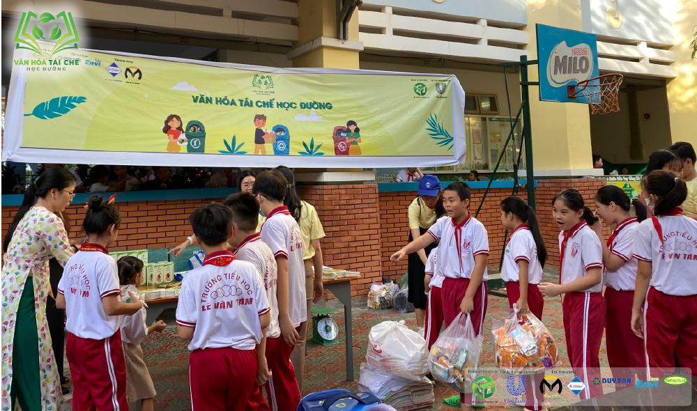 [Thư viện ảnh] Tái chế học đường - Trạm 1: Rực rỡ sắc màu tái chế cùng các em học sinh Trường tiểu học Lê Văn Tám!