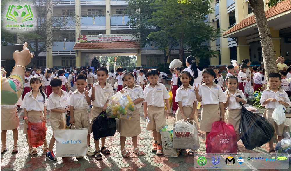 [Thư viện ảnh] Tái chế học đường - Trạm 1: Rực rỡ sắc màu tái chế cùng các em học sinh Trường tiểu học Lê Văn Tám!