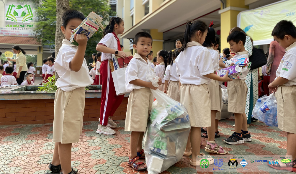 [Thư viện ảnh] Tái chế học đường - Trạm 1: Rực rỡ sắc màu tái chế cùng các em học sinh Trường tiểu học Lê Văn Tám!