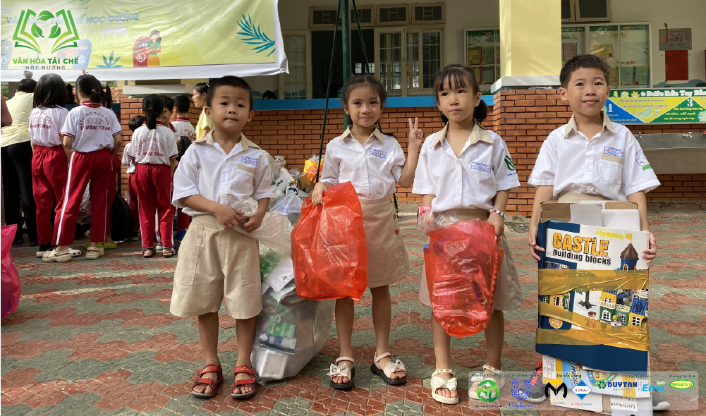 [Thư viện ảnh] Tái chế học đường - Trạm 1: Rực rỡ sắc màu tái chế cùng các em học sinh Trường tiểu học Lê Văn Tám!