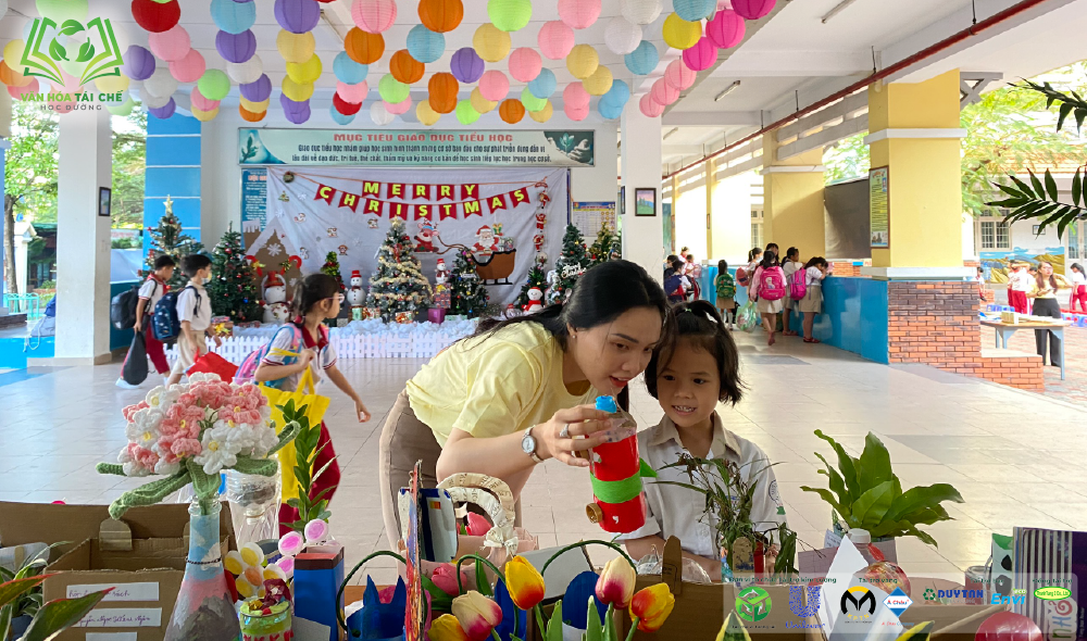 [Thư viện ảnh] Tái chế học đường - Trạm 1: Rực rỡ sắc màu tái chế cùng các em học sinh Trường tiểu học Lê Văn Tám!